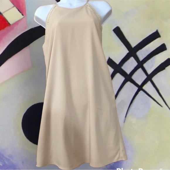 New Gorgeous Sleeveless Dress with beautiful details - Picture 5 of 10